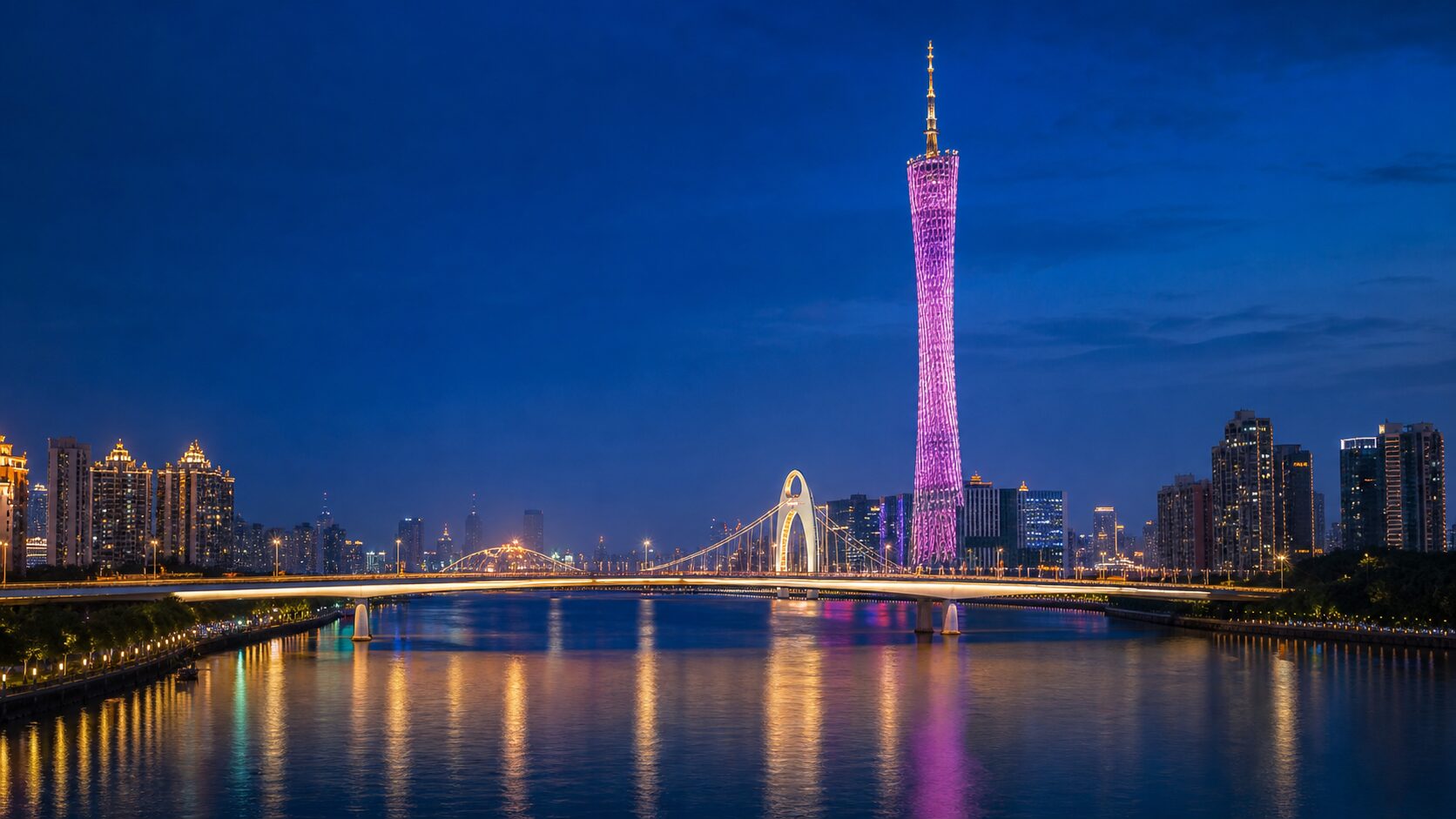 广州塔、珠江与城市桥梁的璀璨夜景