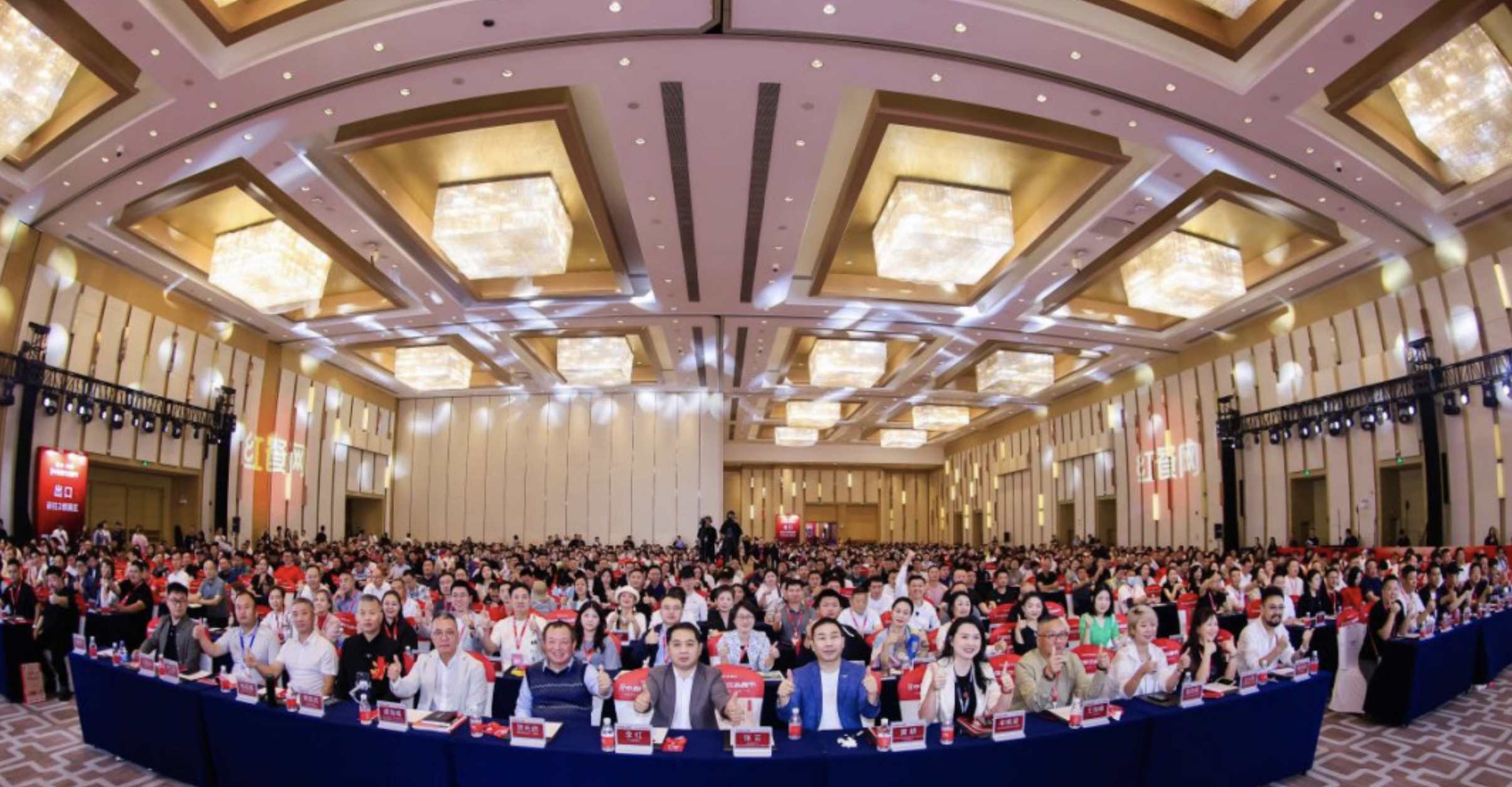 中国餐饮行业峰会现场，众多餐饮行业代表齐聚会场